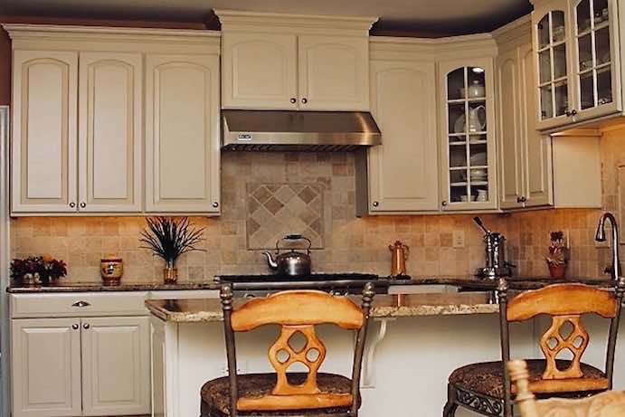 Kitchen Cabinets-Schuler Cabinetry Photo